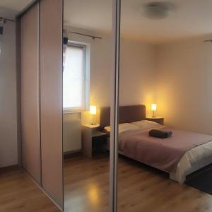 Cozy, Equipped Apartment with Free Monitored Private Parking close to Old Town