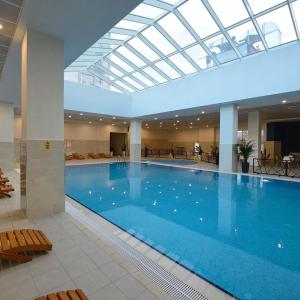 19th & 18th & 7th Floor Secure Apartments with Pool & Fitness & Parking included in price - Self check-in available