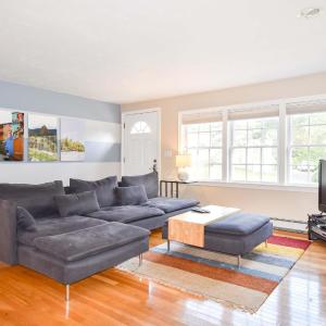 Fully Renovated Walk to Scargo Lake