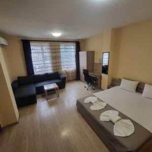 Twain Apart&Rooms