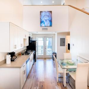 Modern One Bedroom Loft With Dining Area & Parking