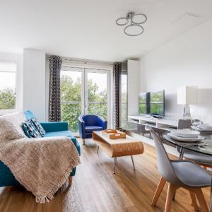 Treetops - Modern Apartment, Moments from Poole Quay