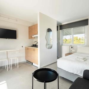 Bright Studio Haven with Scenic View
