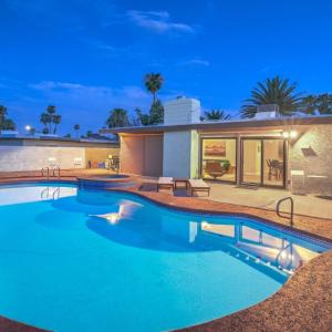 Mid Century Modern near STRIP w Pool King Suite