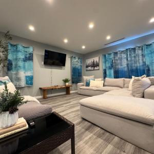 Spacious 3 bedroom unit with backyard and parking just 10 minutes from Rodeo Dr and attractions!