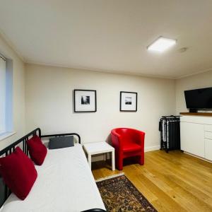 Morden flat close to DLR station with free parking and brand new bed and quality mattress adjacent to metro station also close to O2 and Excel via Cable Car