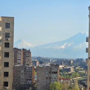 Modern Central Apartment with Balcony & Ararat View, 3 Min Walk to Republic Square