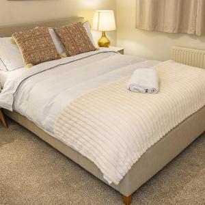 Manchester Stay Hub - 2BR with Free Parking, Near Airport & Attractions