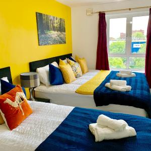 2 Bedrooms Modern Apartment, Lounge, Full Kitchen, Balcony, 5 minutes Stratford Station