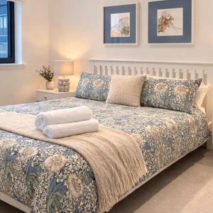 Private room and bathroom in shared flat with parking