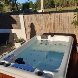 Luxury Romantic Retreat with Hot Tub & Pool
