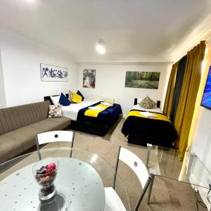 2 Bedrooms Modern Central London Apartment, Parking, Full Kitchen, 5 minutes Tube Station