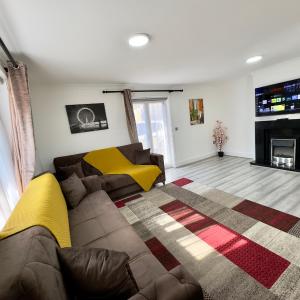 Spacious 3-Bed Home with Garden, Private Parking, Smart Tv's, Fast Wi-Fi