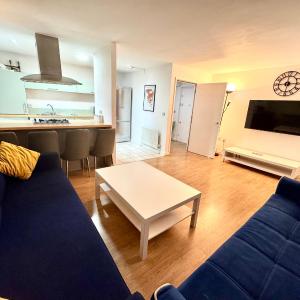 2 Bed, 2 Bath, Ground Floor Whole Apartment with Parking, Near Central London & Stratford, Close to Station, Zone 2