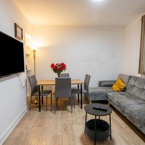 Bright Three Bedroom Home with Free Parking and WiFi