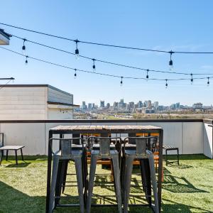Downtown Views with Rooftop Golf Grill and Firepit Only 8min to Broadway