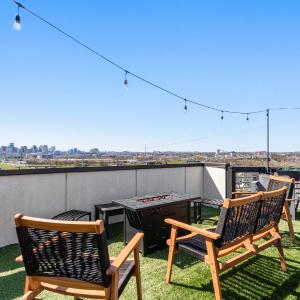 8min to Downtown with Rooftop Golf Grill and Firepit