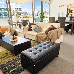 Spacious 2BR with Huge Balcony by Hyde Park CBD
