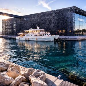 Yacht d'exception entièrement privatisé au Vieux-Port de Marseille