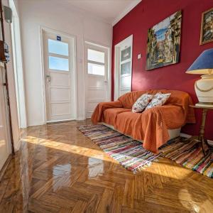 Charming D'Ourique 3-Bedroom Apartment with Private Balcony in Central Campo de Ourique, Lisbon