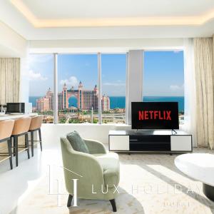 LUX Iconic Views at The Palm Tower Suite 4