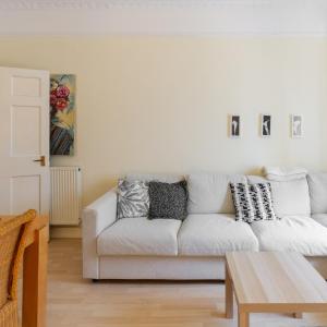 Charming 2BD Flat 10 Minutes to Edinburgh Castle