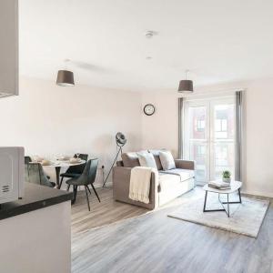 Bright & Spacious 2 Bedroom Manchester Apartment