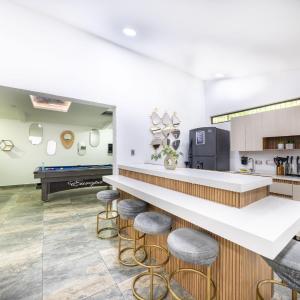 Provenza! Golden Jacuzzi - 5BR only 1 Block from lleras