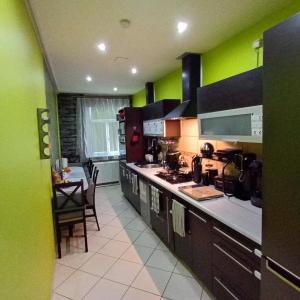 APARTAMENT VENGE -CAŁE MIESZKANIE 46m2 NA WYŁĄCZNOŚĆ - Z JEDNĄ SYPIALNIĄ I JEDNYM SYPIALNO-SALONEM -3 PIĘTRO BEZ WINDY- REZERWACJA BEZ KARTY KREDYTOWEJ-KLIMATYZACJA-KINO DOMOWE-PROJEKTOR-100"-NETFLIX-BEZPŁATNY PARKING PUBLICZNY NA MONITOROWANYM PODWÓRZU