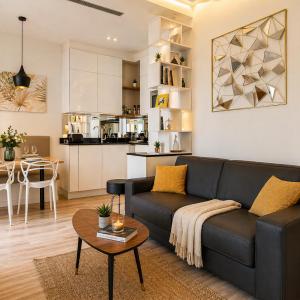 Palm In Bright 2 Bedroom Apartment in Cannes Center with Terrace & AC