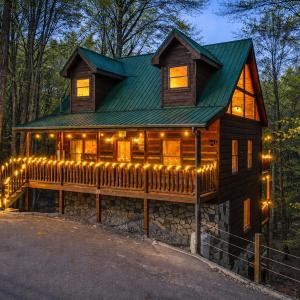 Bearadise-Private Hot Tub Cabin with 2 LED Decks, Pool Table, Board Games and Wet Bar