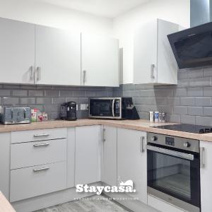 The Cowesby Suite 4-Bed Home Street Parking