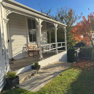 Relaxing sunny Nelson retreat, balcony views, short walk to CBD