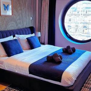 Stylish 2BR Apartment in Leeds City Centre with Town Hall Views