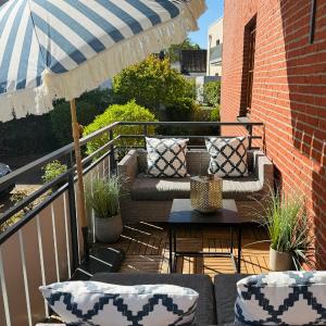HAPPY PLACE mit Sonnen-Balkon und Stellplatz nur 400 m zum Strand