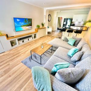 Family Three Bedroom Home - Outbuilding Games Room - Walk to Town and Beach - Free Parking