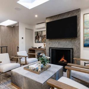 2 BR 3BA Condo - AC, Heated Pool, Walk to Town