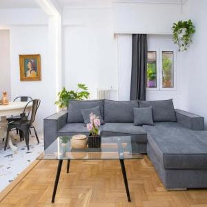 Stylish 2BR Koukaki l Balcony & Work-Friendly Desk