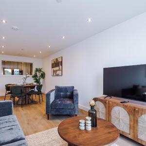 Stylish 2BR City Apartment Free Parking & Terrace