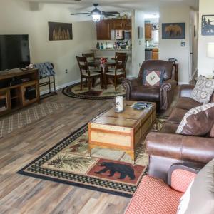 1 Mi to Dtwn Pigeon Forge! Mtn-View Gem w/ Balcony
