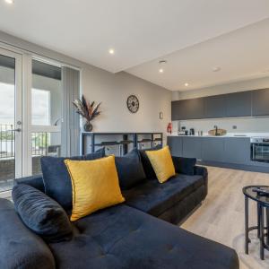 2 Bedroom Flat Sleeps up to 6 with Balcony by Elevate Living Estates Short Lets