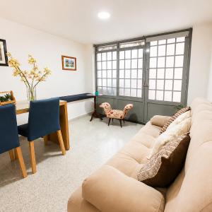 Loft cerca a Laureles, WIFI, cerca metro, con Balcón, GUARDA MALETAS GRATIS!!