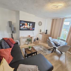 2nd Home Stays Erdington Birmingham - Sleeps 6 Max - Near Erdington Station 10-15 mins walk - Perry Barr Regeneration - Contractors - Long Stays Welcome