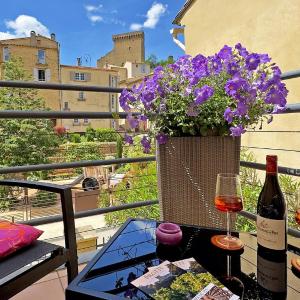 L'AMARILYS chambre d'hôte au coeur du village, terrasse avec vue sur le château