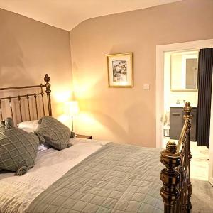 The Bean Apartment - double bedroom with private bathroom