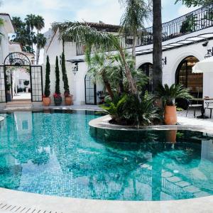 Elegance East Hotel