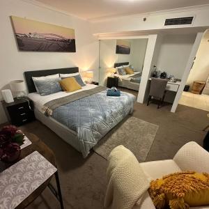 Super comfortable quiet room, parking available, king bed