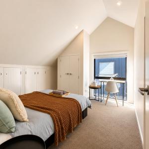 Cozy Top-Floor Stay with Private Bathrooms & Free Parking