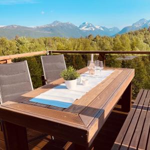 New Apartment, Porch & Sauna, Sunnmøre Alps