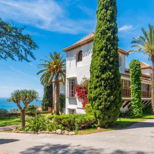 Cubo's Mountain Bayview Luxury Villa